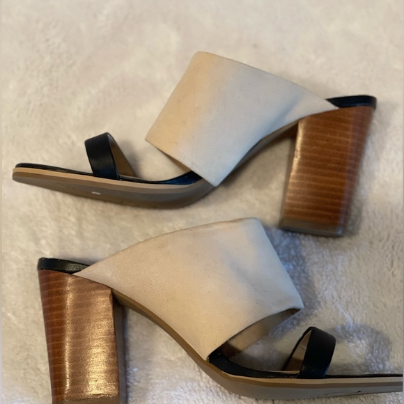 Seychelles 2 strap suede/leather heel. Ivory and navy. Size 8 - Picture 5 of 6